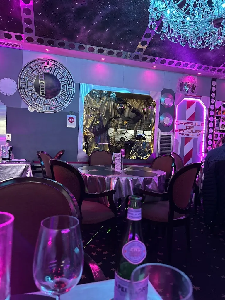 michel sarrail_Dans les étoiles Pour votre confort garez vous sur le parking du KFC en face, à cause travaux dans la zone_Cergy_review