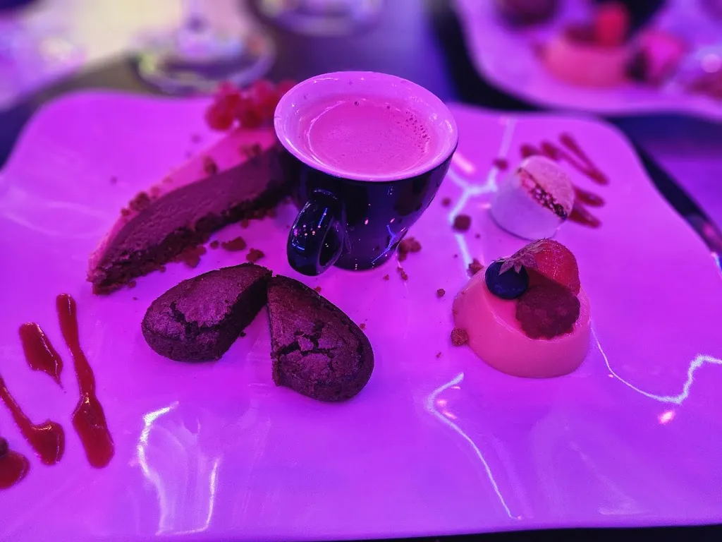 W Ca_Dans les étoiles Pour votre confort garez vous sur le parking du KFC en face, à cause travaux dans la zone_Cergy_review