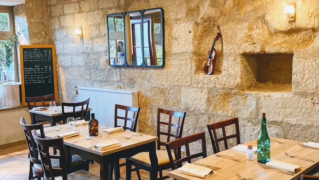 L'Éclat de la Roche Restaurant in Pontoise