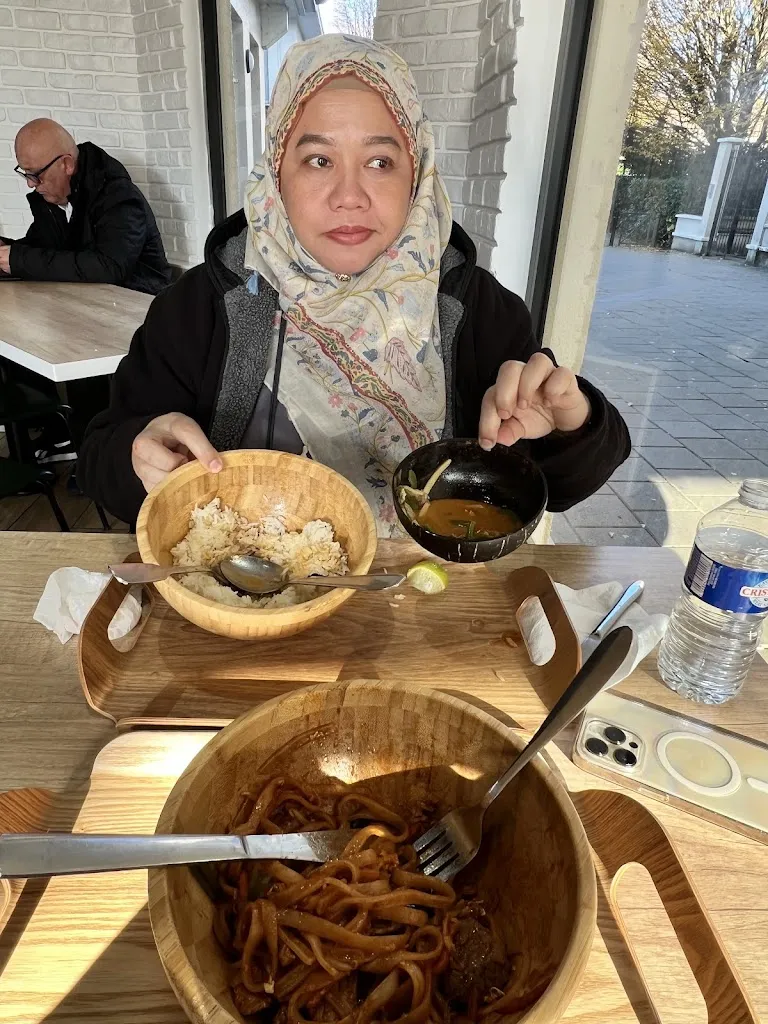 Eris Jemadi Tajudin_Bangkok Factory Bussy saint georges_Bussy-Saint-Georges_review