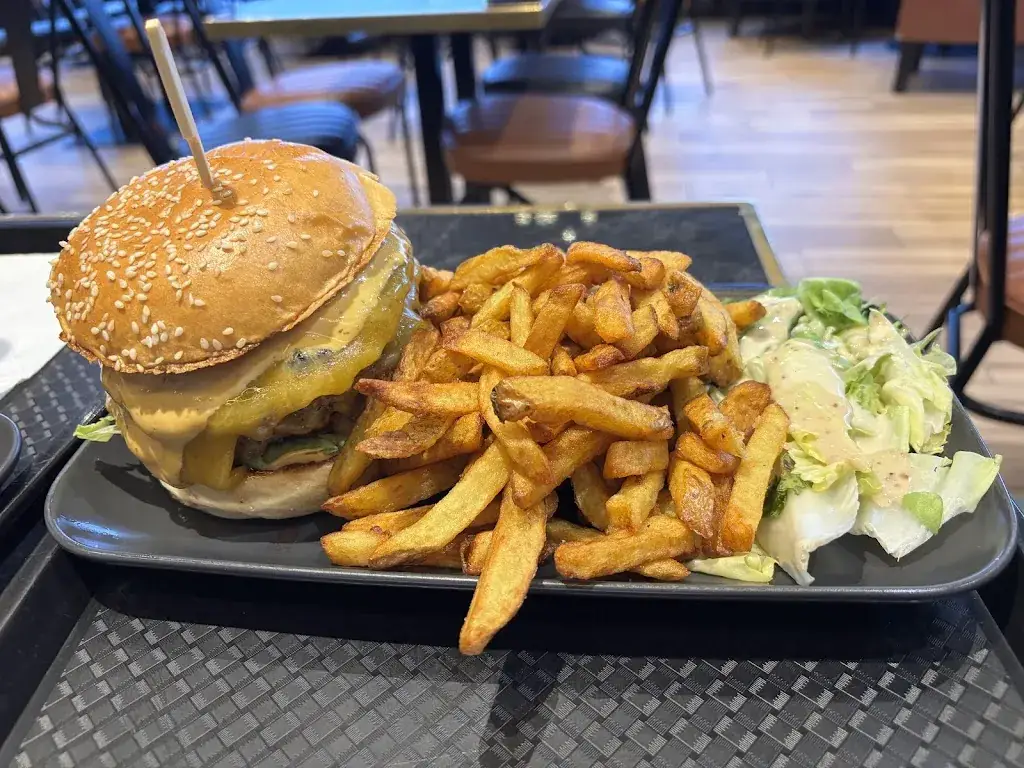 Vesna Rizvic_MAMA FACTORY_Buchelay_recensione