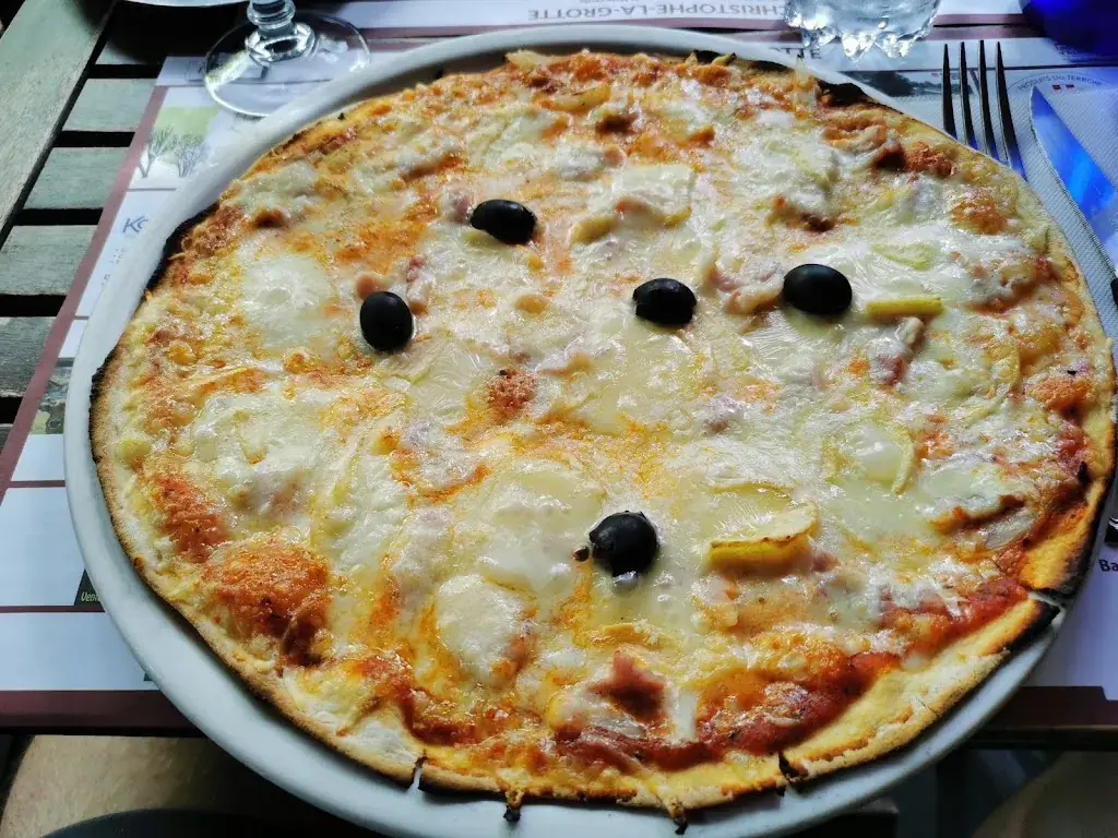 La Tour Des Pizz's_Pont-de-Beauvoisin_slider_image_2