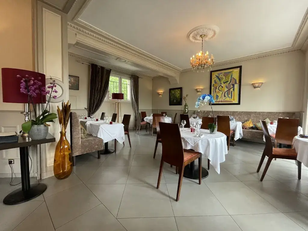 Le Carrillon restaurant in Carrières-sur-Seine