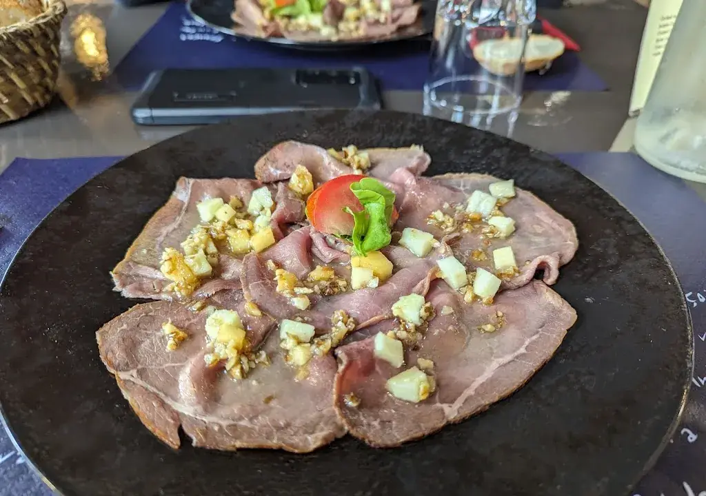 yH Lee_CANADIAN CORNER_Carrières-sur-Seine_review