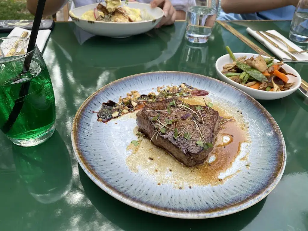 Y. W._La Grande Maison_Bures-sur-Yvette_review