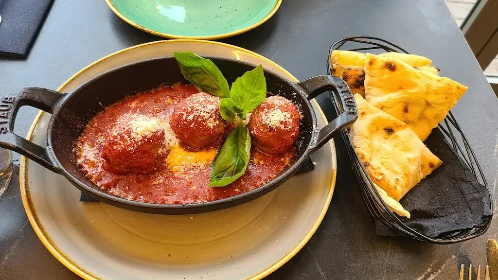 Tram-Anh Pham_La Stradina_Ulis_review