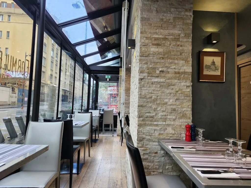 Brasserie Chateau Landon restaurant in Paris