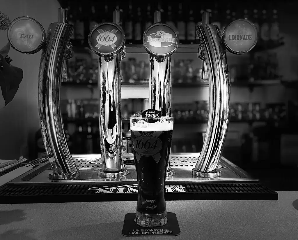 Aux Remparts restaurant in Château-Landon