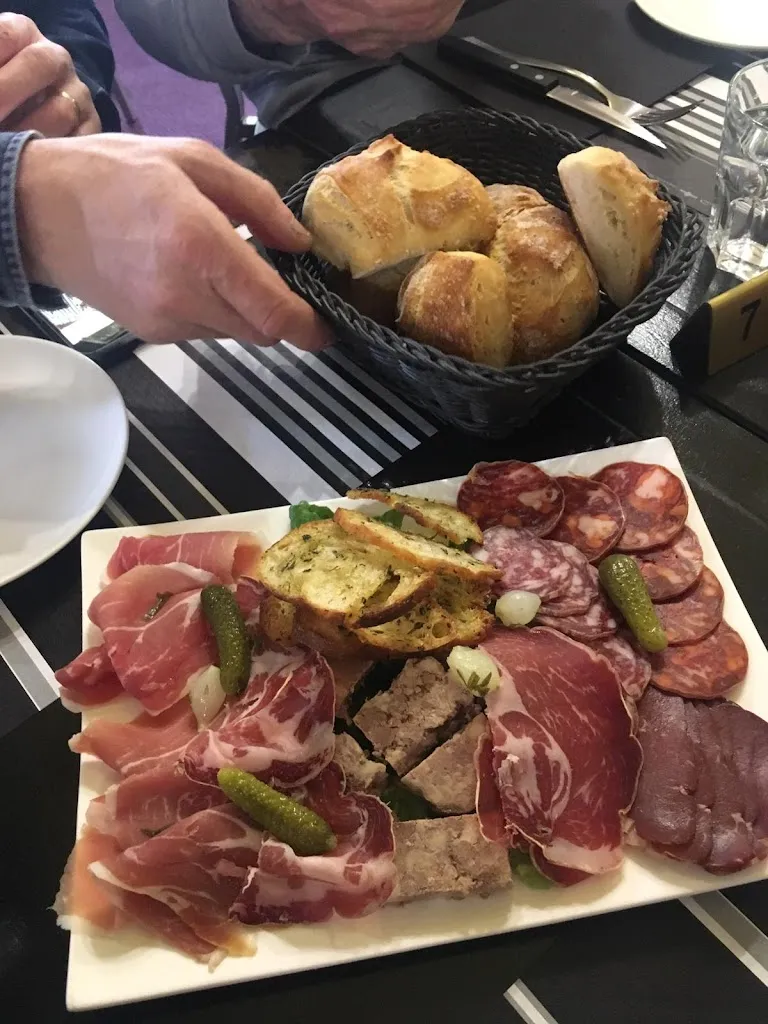 Vivien Barthelemy_Les Plaisirs Partagés_Ébreuil_review