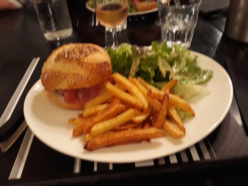 Les Plaisirs Partagés restaurant in Ébreuil