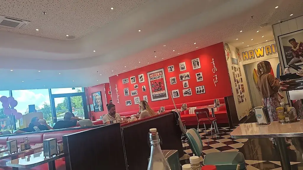 Louise Abbott_Holly's Diner_Cesson-Sévigné_Bewertung