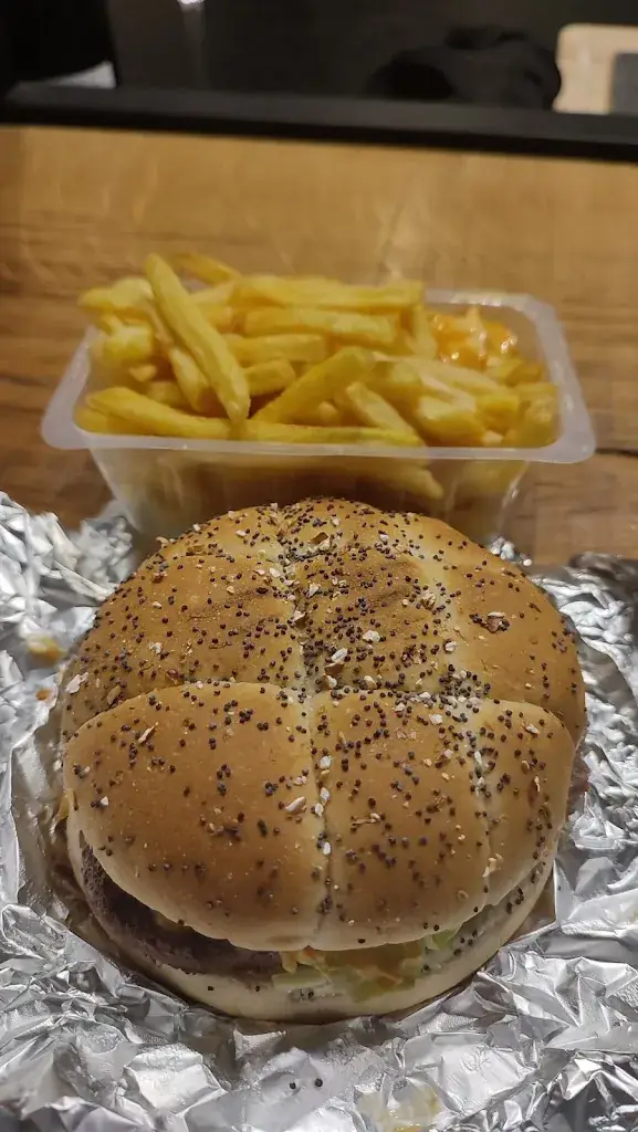 frédérique GIRAUD_LE SNACK EBREUIL_Ébreuil_recensione