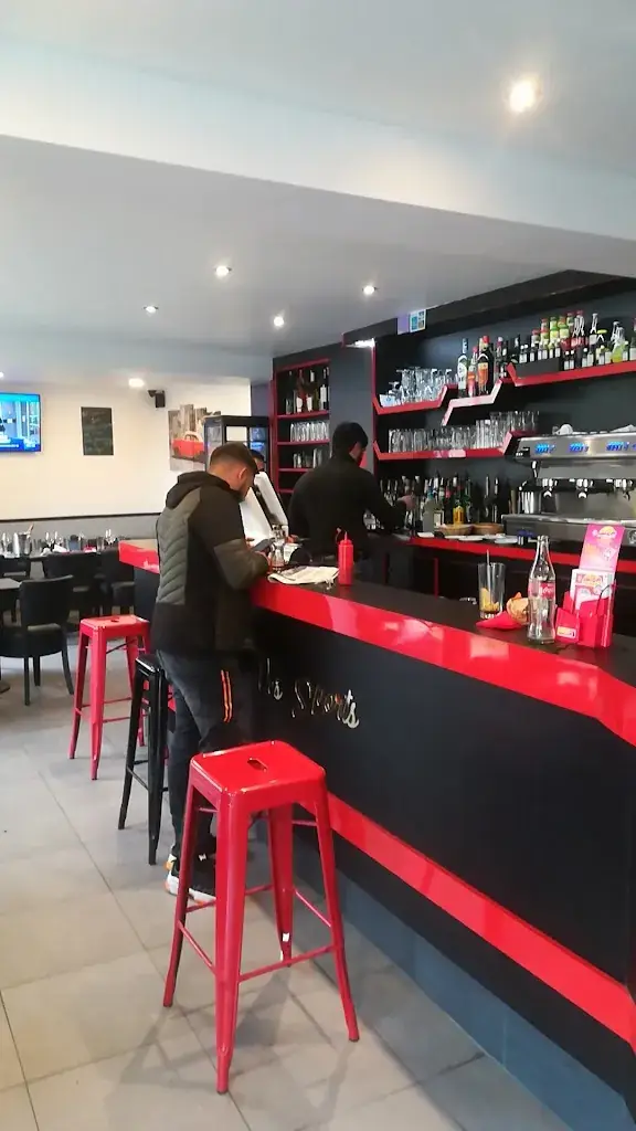 Le Café des Sports_Chaumontel_slider_image_2