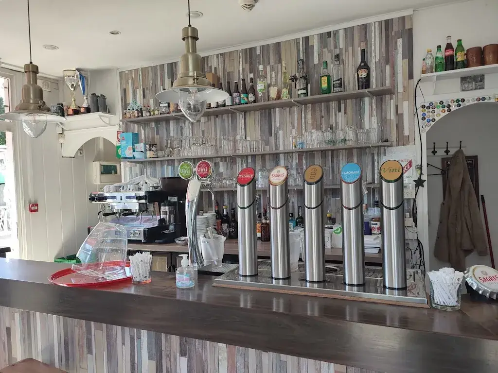 Marie Amourdom_L'Estrela_Clayes-sous-Bois_review