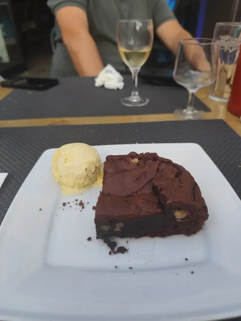 Shana Monteiro_Le Village Café_Champlan_review