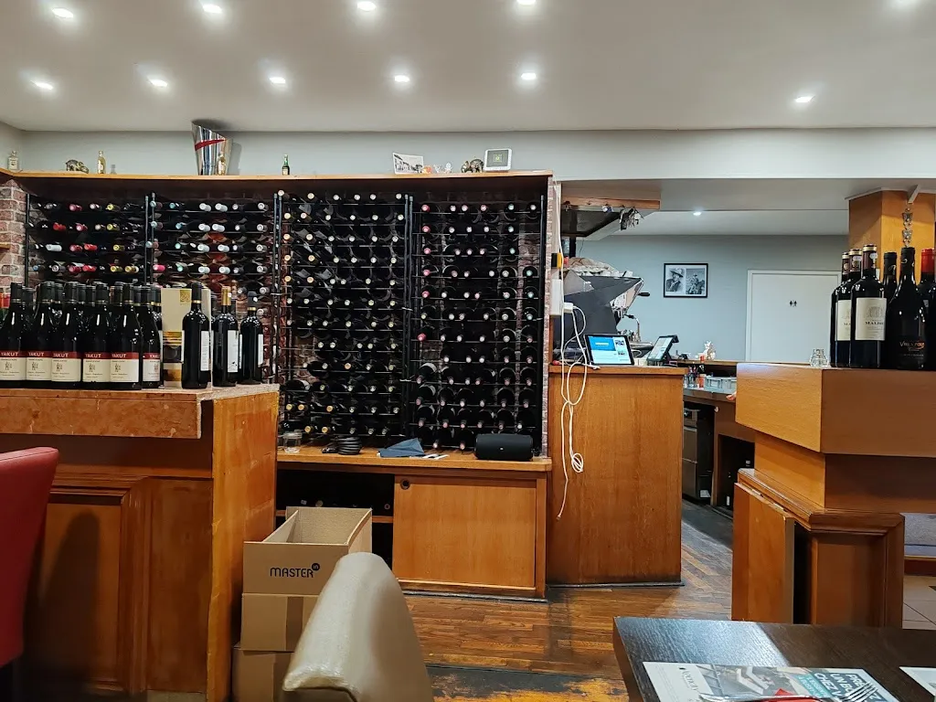 Au Gouverniaud restaurant in Gouvernes