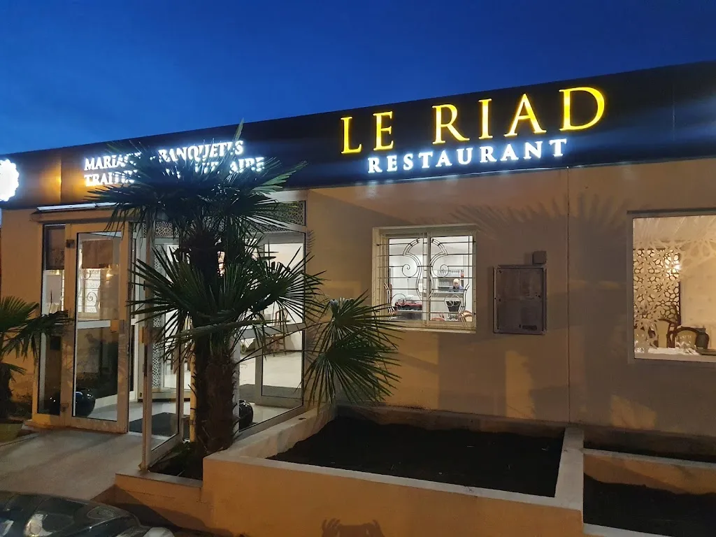 LE RIAD restaurant in Coignières