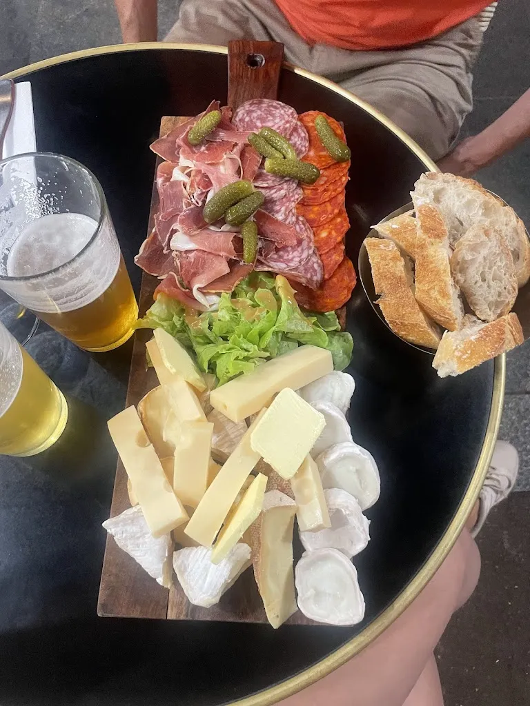 Carla Speziale_LE BURLINGUE_Clichy_review