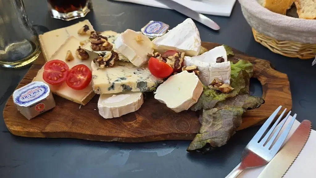 Sam Byard_L'Essentiel_Clichy_recensione