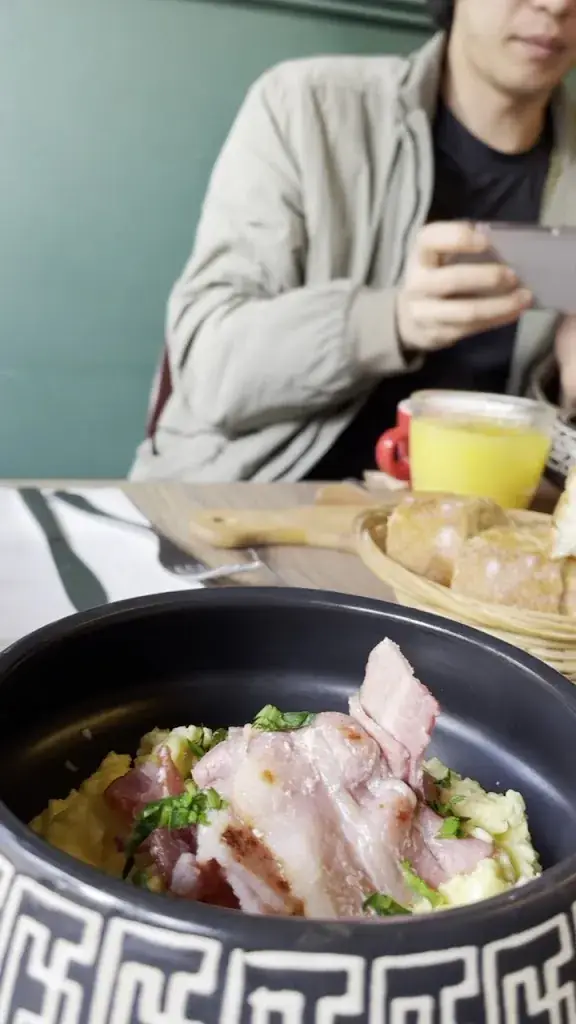 L'Essentiel_Clichy_slider_image_2