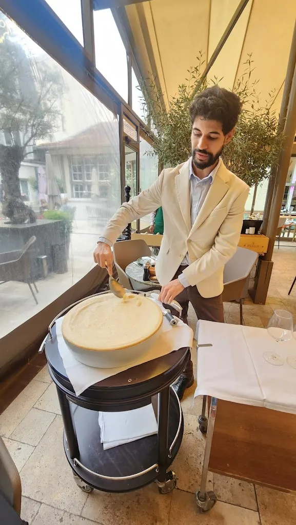 Jasmine Cutler_La Romantica_Clichy_review