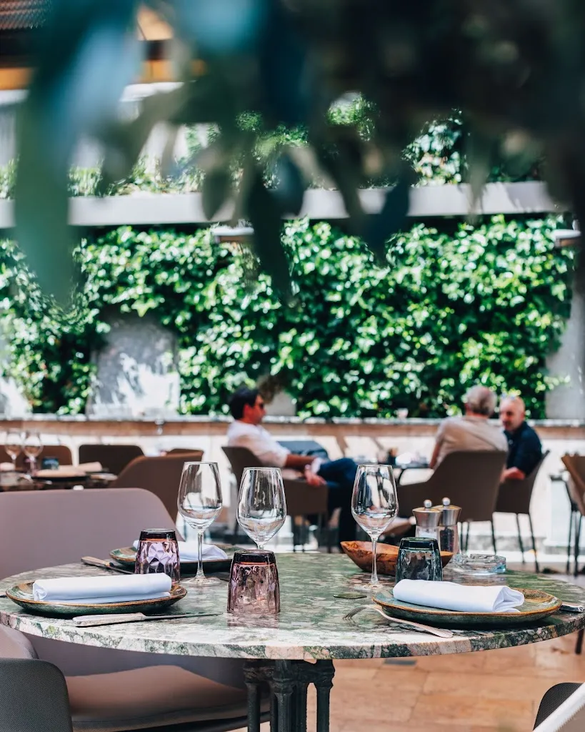 La Romantica_Clichy_slider_image_1