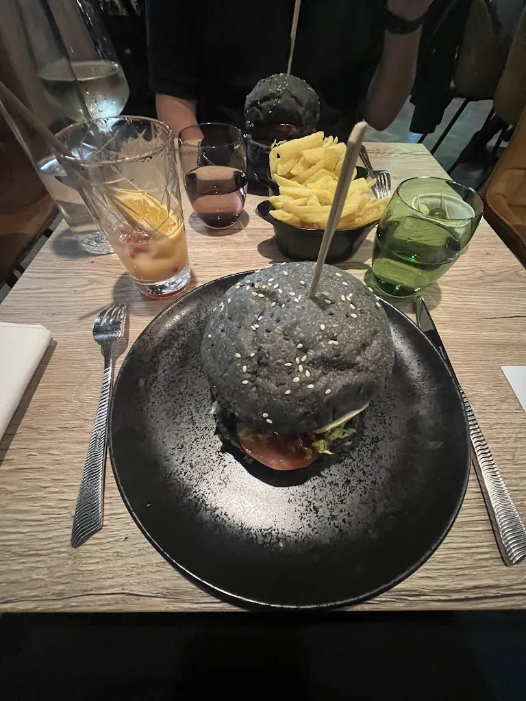 Marina Lovejoy-Black_FUMO GRILL_Clichy_review