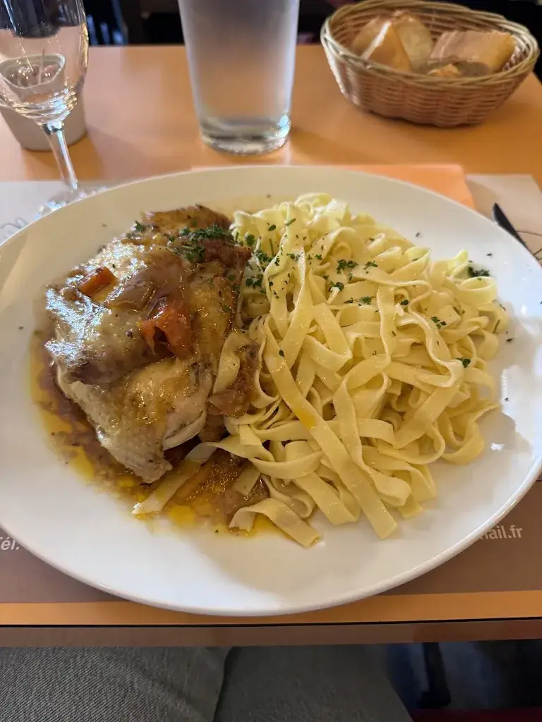 Senem Aydın_Le Sancerre_Clichy_review