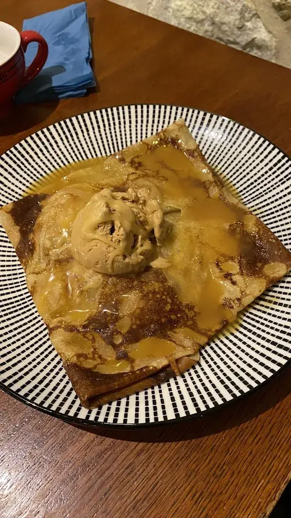 Laurent cl_La Caverne des Artistes, restaurant-crêperie._Crespières_recensione