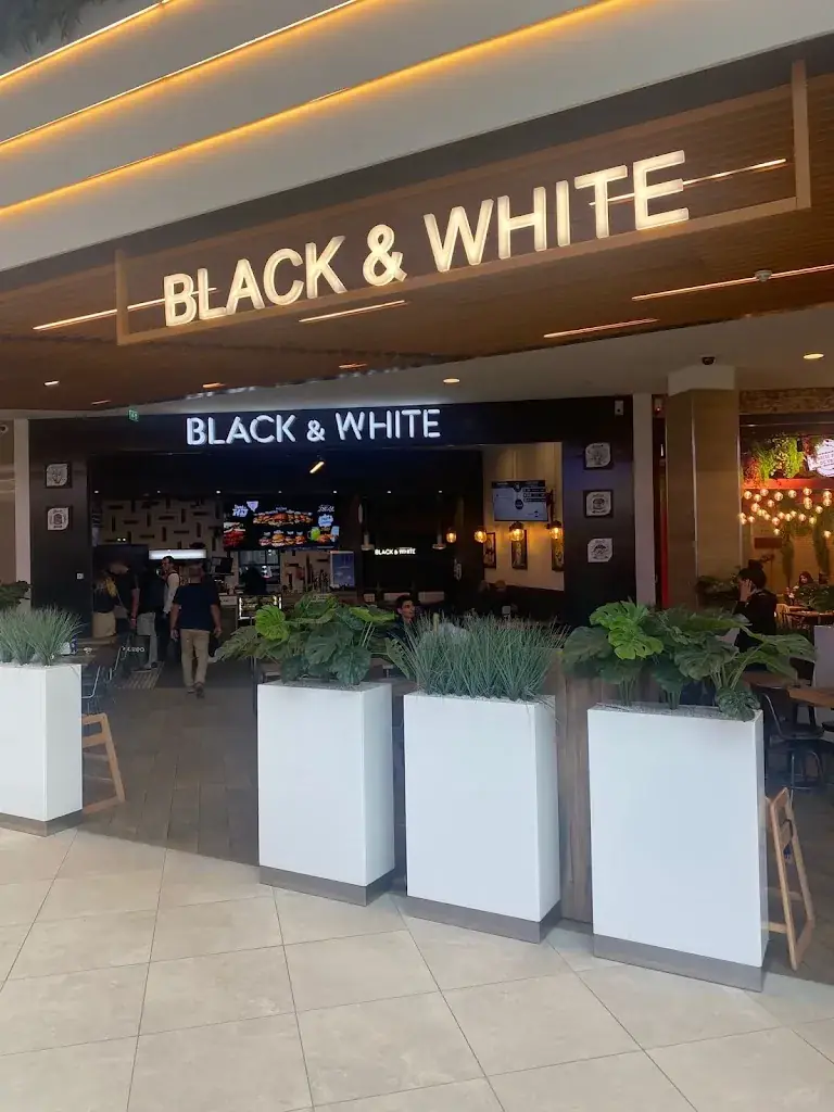 Black & White Burger Evry restaurant in Évry-Courcouronnes