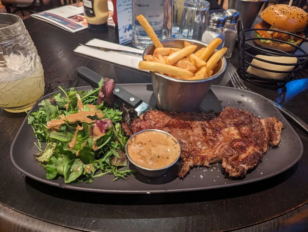 Tóth Renáta_Au Bureau_Chaville_review