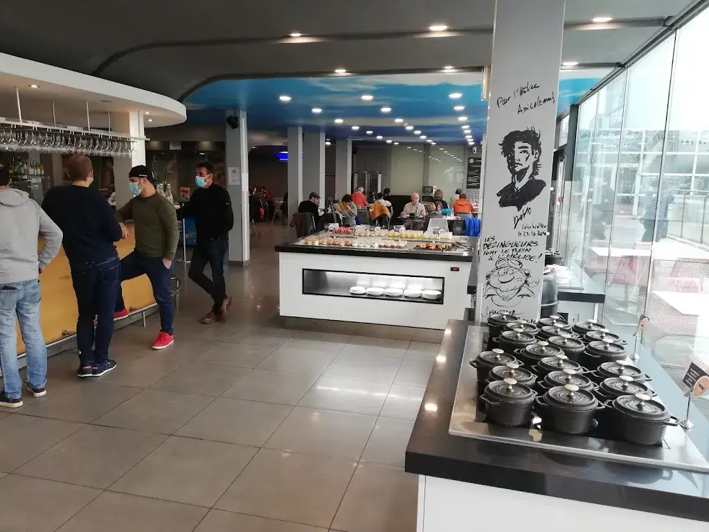 Monument Café l'Hélice - Restaurant du Musée de l'Air (uniquement pour les visiteurs) ristorante a Dugny