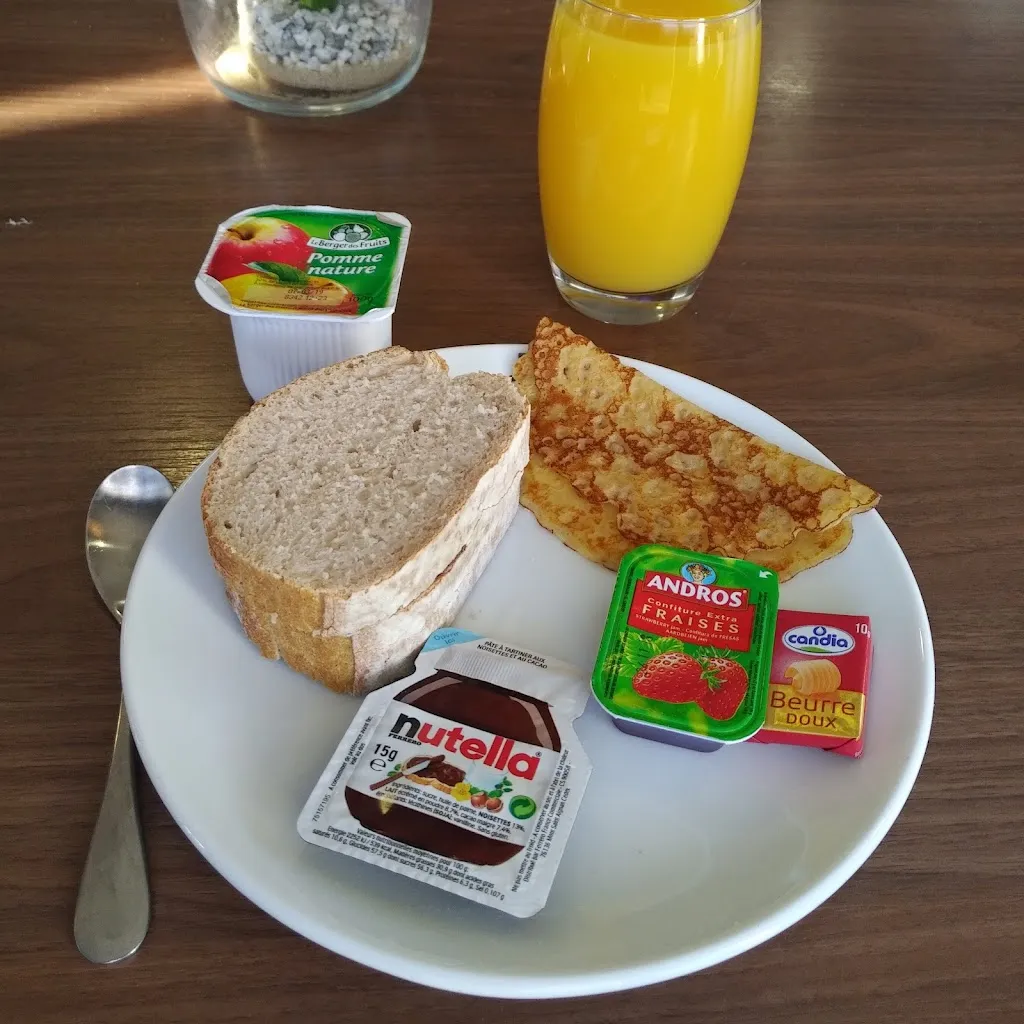 Lloyd Lawrence_Hotel Restaurant Campanile Epône_Épône_review