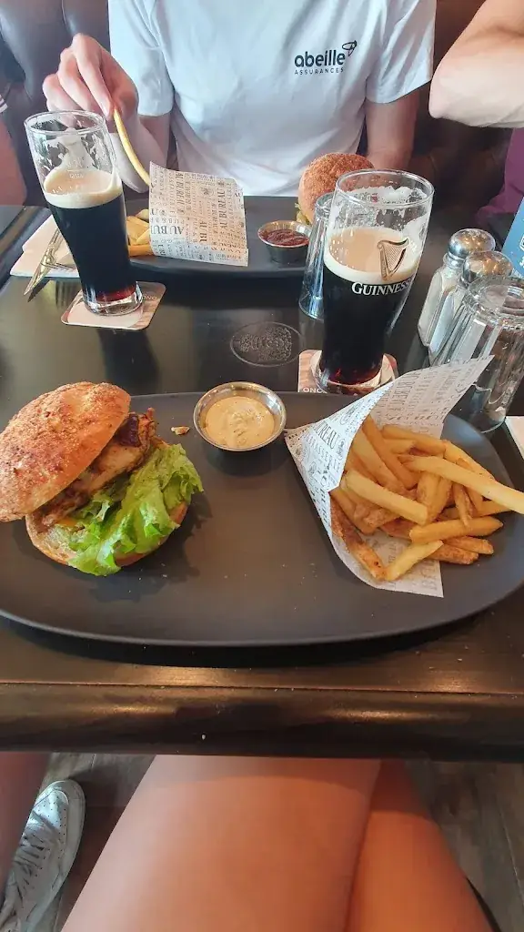 Felicia Natasha Nicole_Au Bureau - Pub et Brasserie_Saint-Mard_review