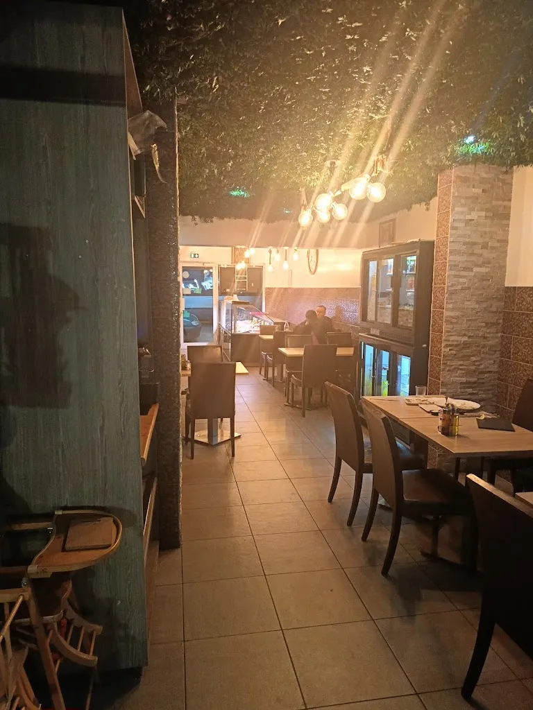 LA FAMILLE eat restaurant in Drancy