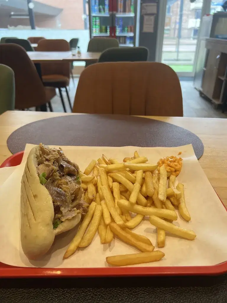 Zaki_Paristanbul_Élancourt_review