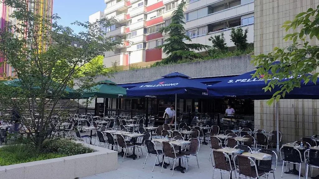 Le Nouveau Monde ristorante a Courbevoie