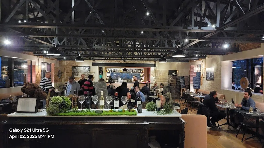 Lucio Bustillo_Le Chai_Ferrières-en-Brie_review