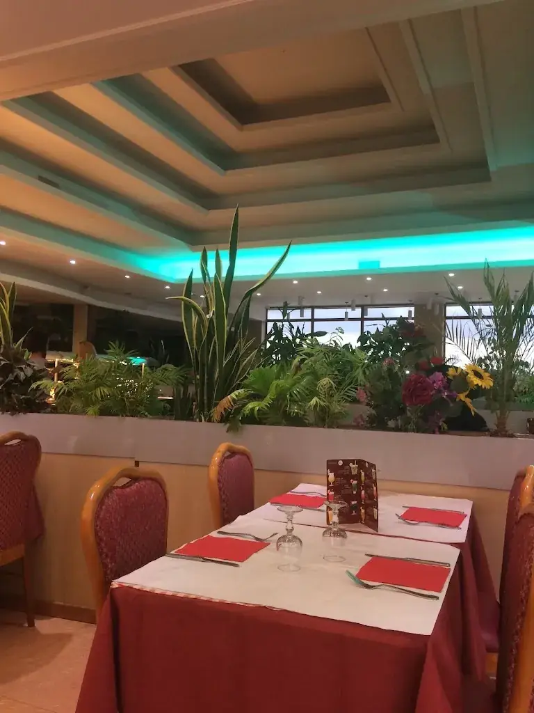 Royal de Fontenay_Fontenay-Trésigny_slider_image_3