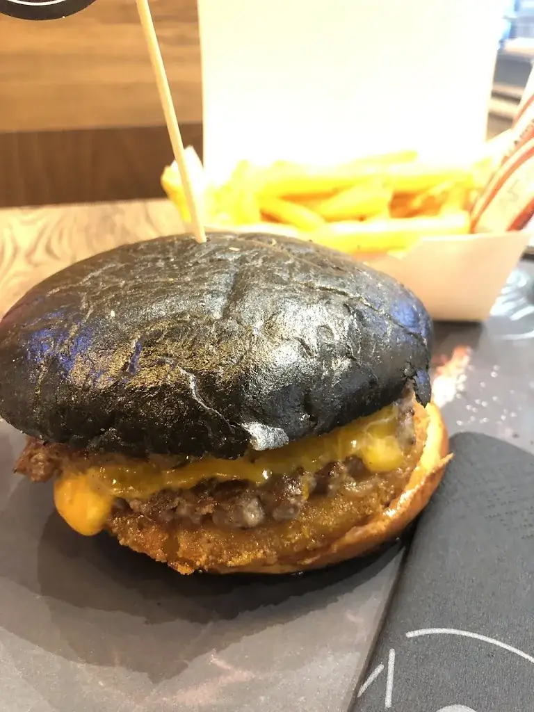 Laura England-Kerr_Black & White Burger Ermont_Ermont_review
