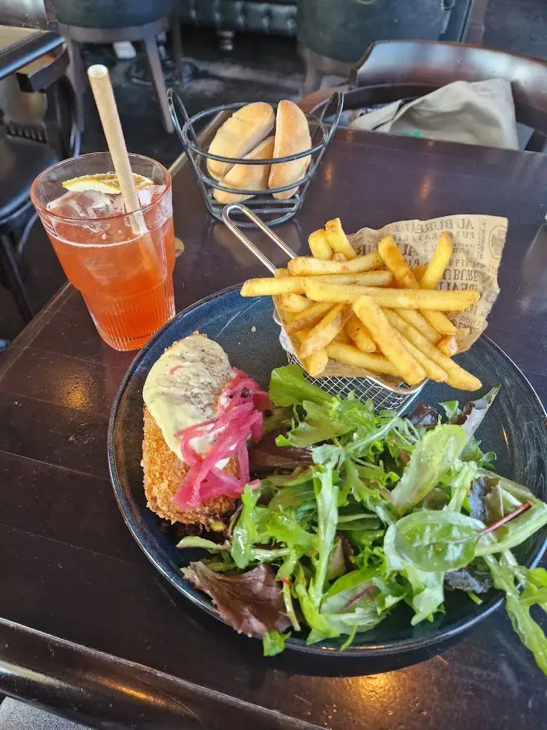 Bukanla Ruth_Au Bureau_Fresnes_review