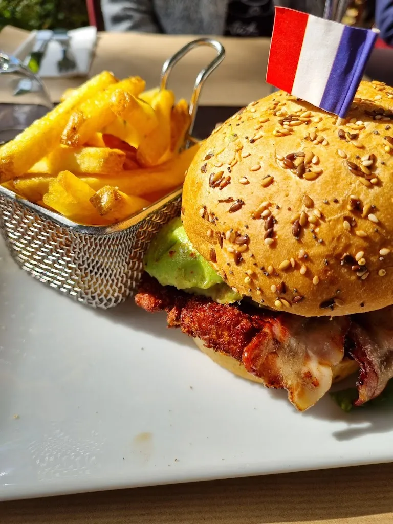 Valentin Raucescu_La Tête Noire_Marnes-la-Coquette_review