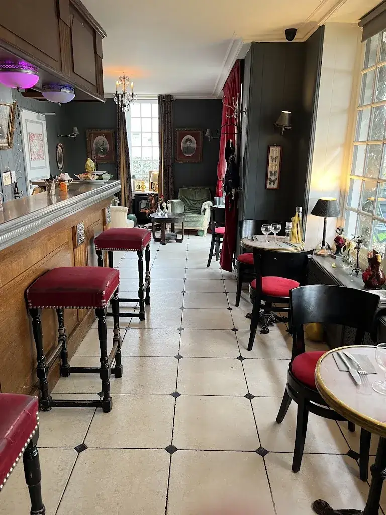 Etienne Hammer_Victoria Station_Méré_review