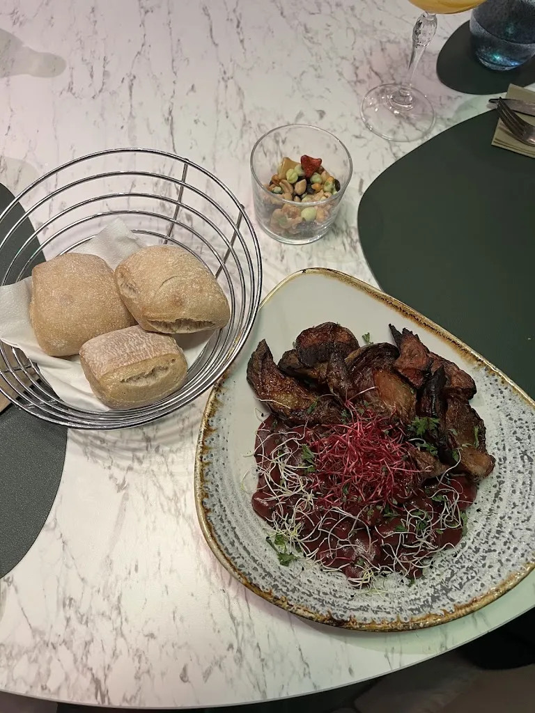 Diksha Narang_Le Patio de l'hôtel Mercure_Fontenay-sous-Bois_review