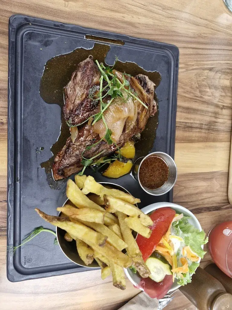 Ashley Spencer_4'47 Restaurant bar lounge_Doussard_review