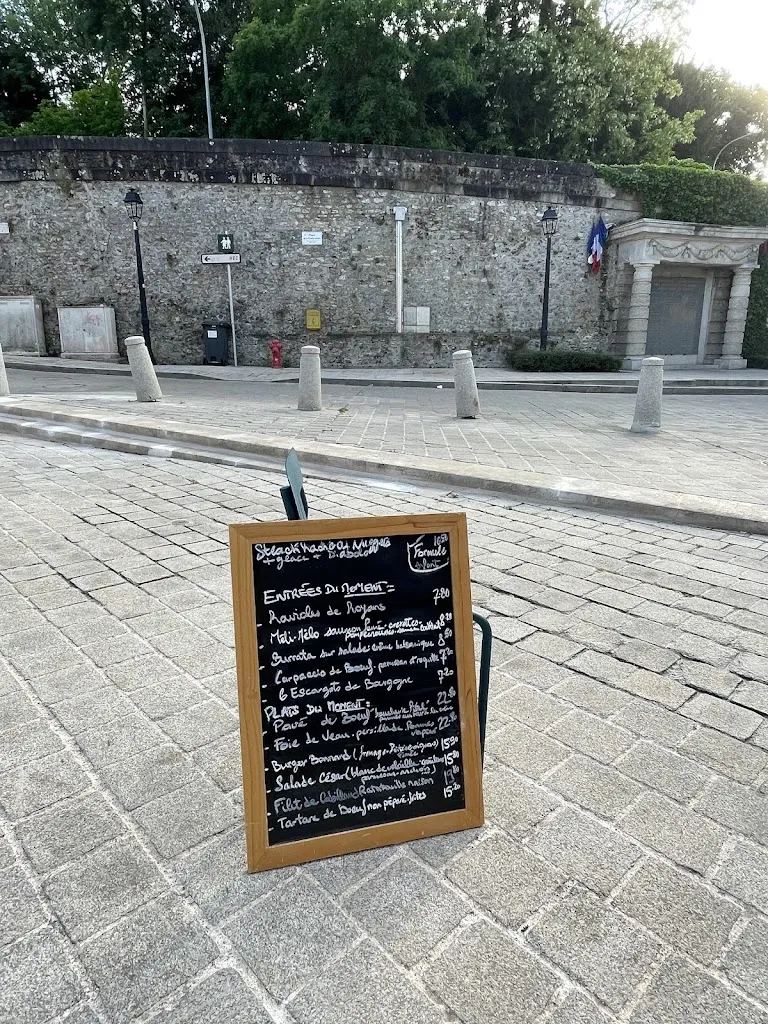 Dior Ella_Le Bonnard_Jouy-en-Josas_review