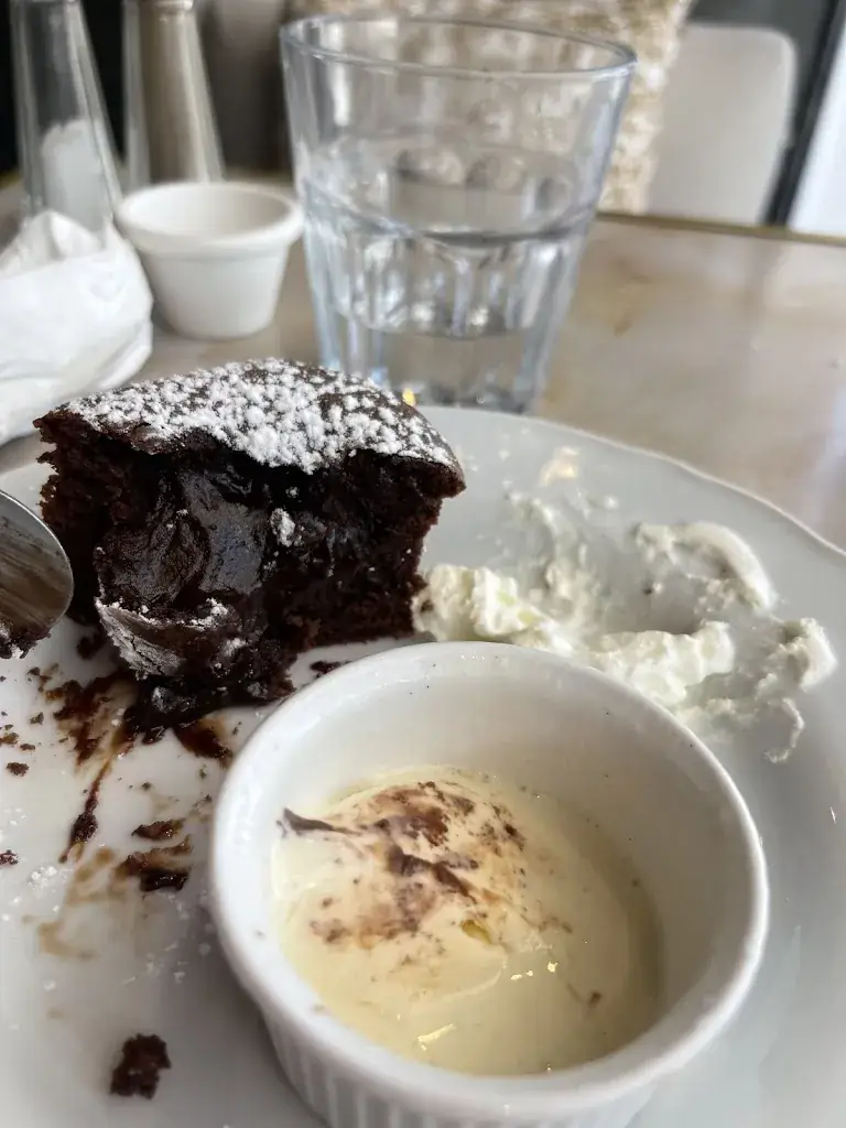 victor Genain_Chez Pierrot_Crécy-la-Chapelle_reseña