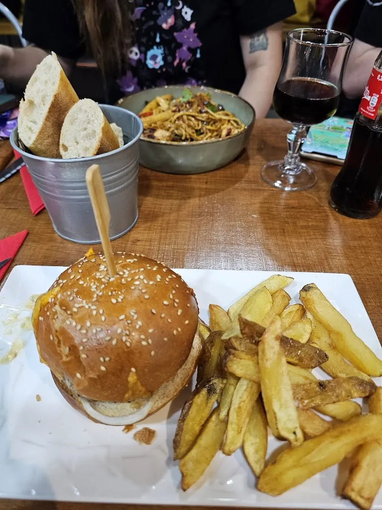 samuel watson_Little kitchen_Ivry-sur-Seine_review