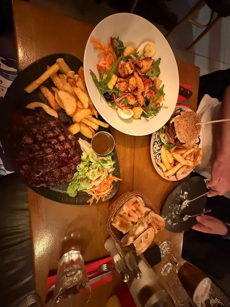 seyed amin mirsadeghi_L'Adresse_Ivry-sur-Seine_review