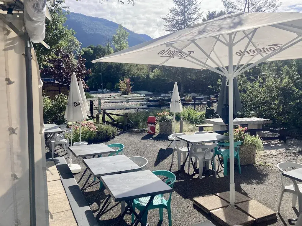 LA BASE Lathuile Restaurant in Lathuile